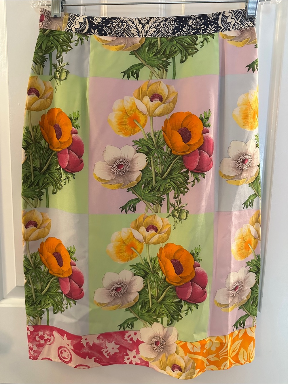 Gorgeous Ungaro Solo Donna Pure Silk Floral Patchwork Pencil Skirt in Multicolor